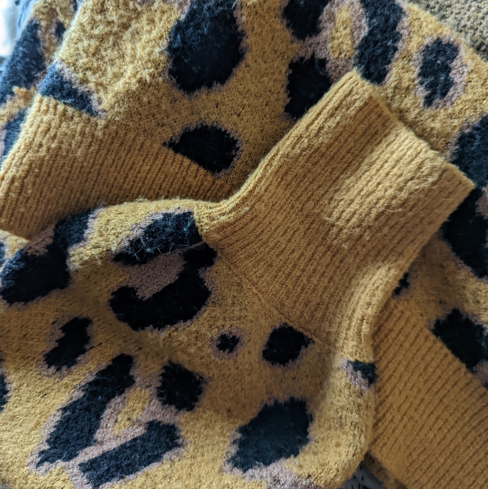 NWOT Revolve MAJORELLE Raw Edge V Neck Leopard Cheetah Print Sweater Size M - Picture 8 of 9